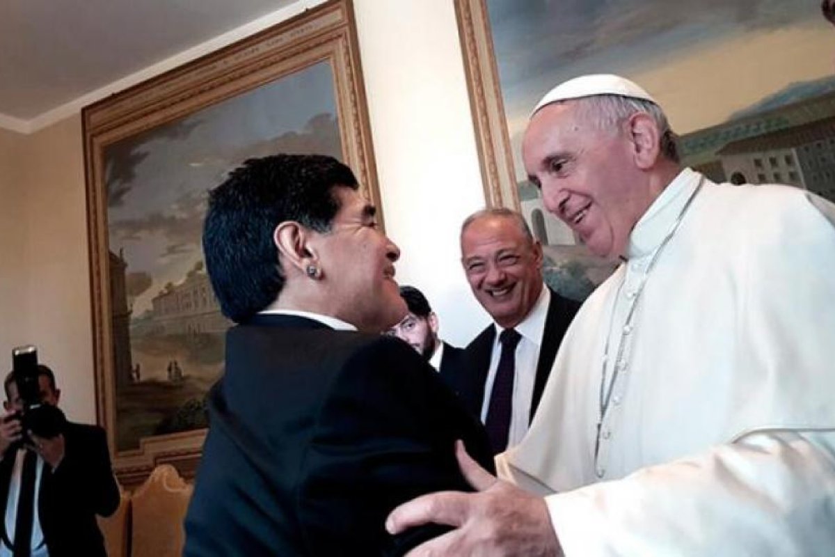 La familia Maradona recibió un rosario bendecido y enviado por el Papa