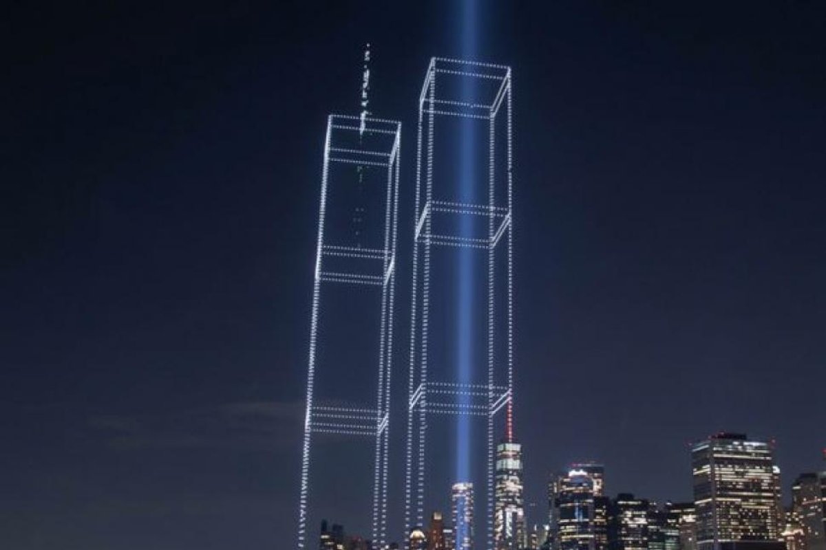 Conmemoración artística con drones evoca las Torres Gemelas en Nueva York
