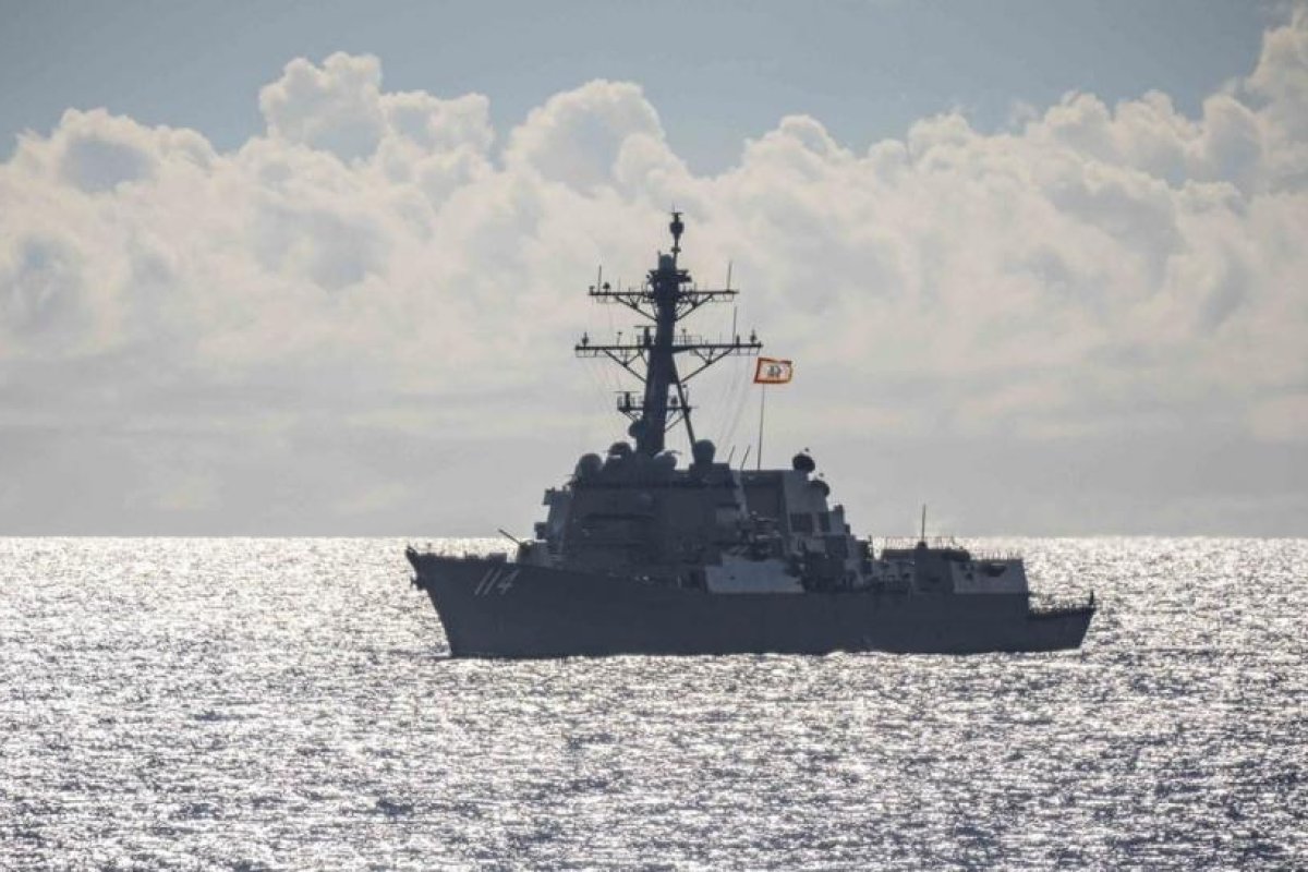 Un buque de guerra estadounidense pasa por el estrecho de Taiwán