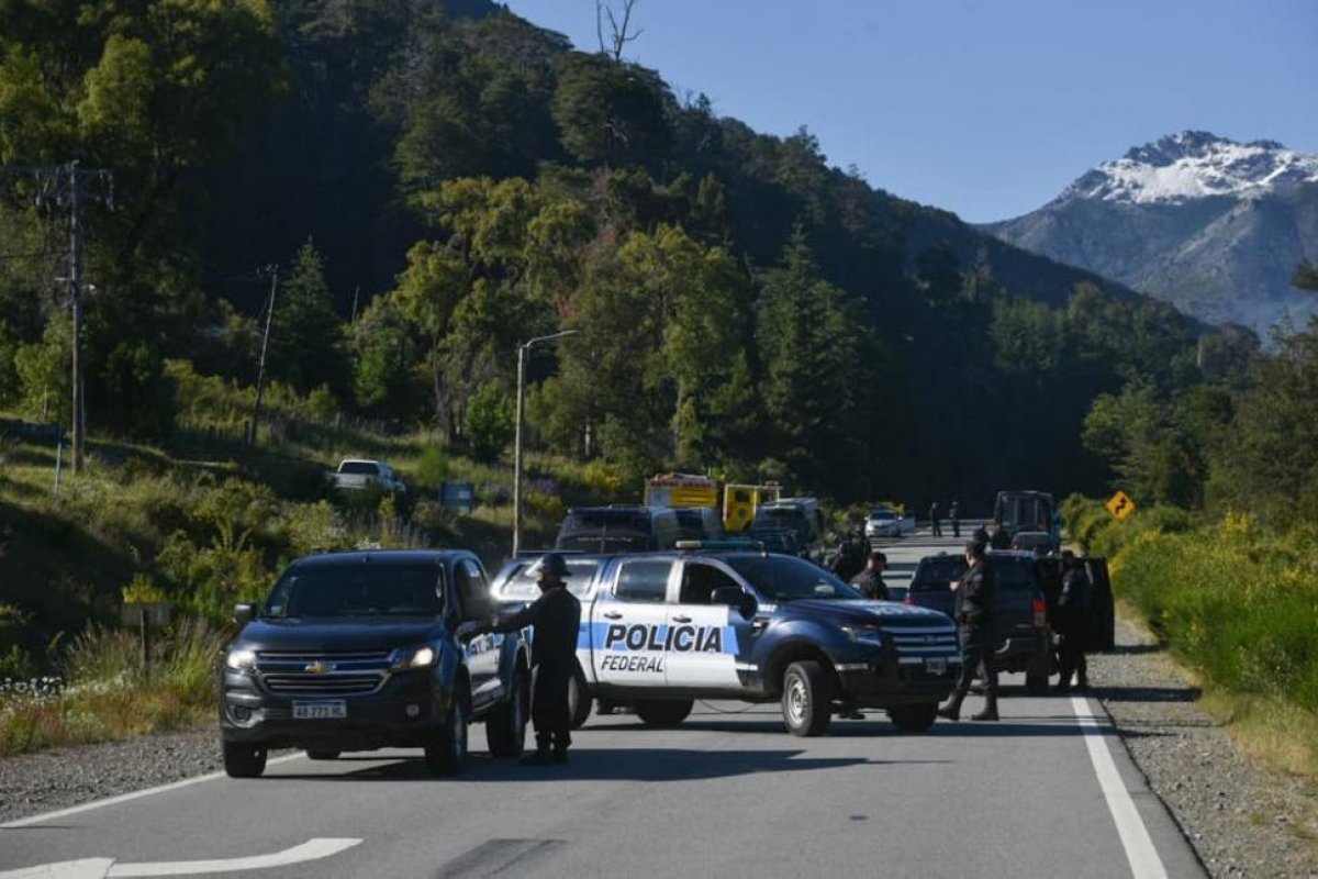 Máxima tensión en Villa Mascardi: la policía se enfrenta con mapuches en un predio tomado