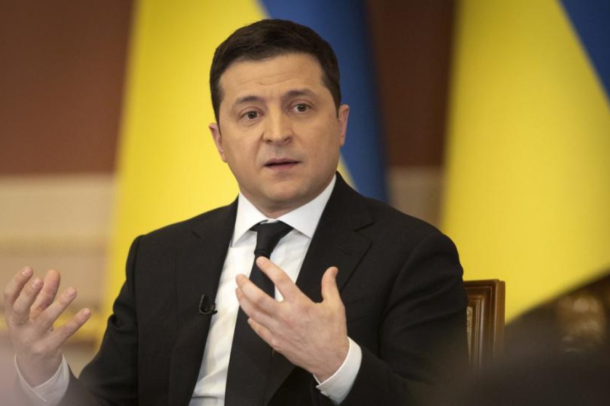 Zelenski impone la ley marcial en todo el territorio de Ucrania y afirma que Rusia ataca infraestructura militar