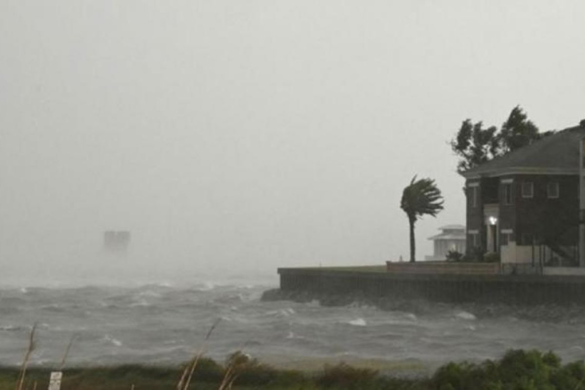 El huracán Isaías impacta el sureste de EE.UU. y provoca apagones masivos