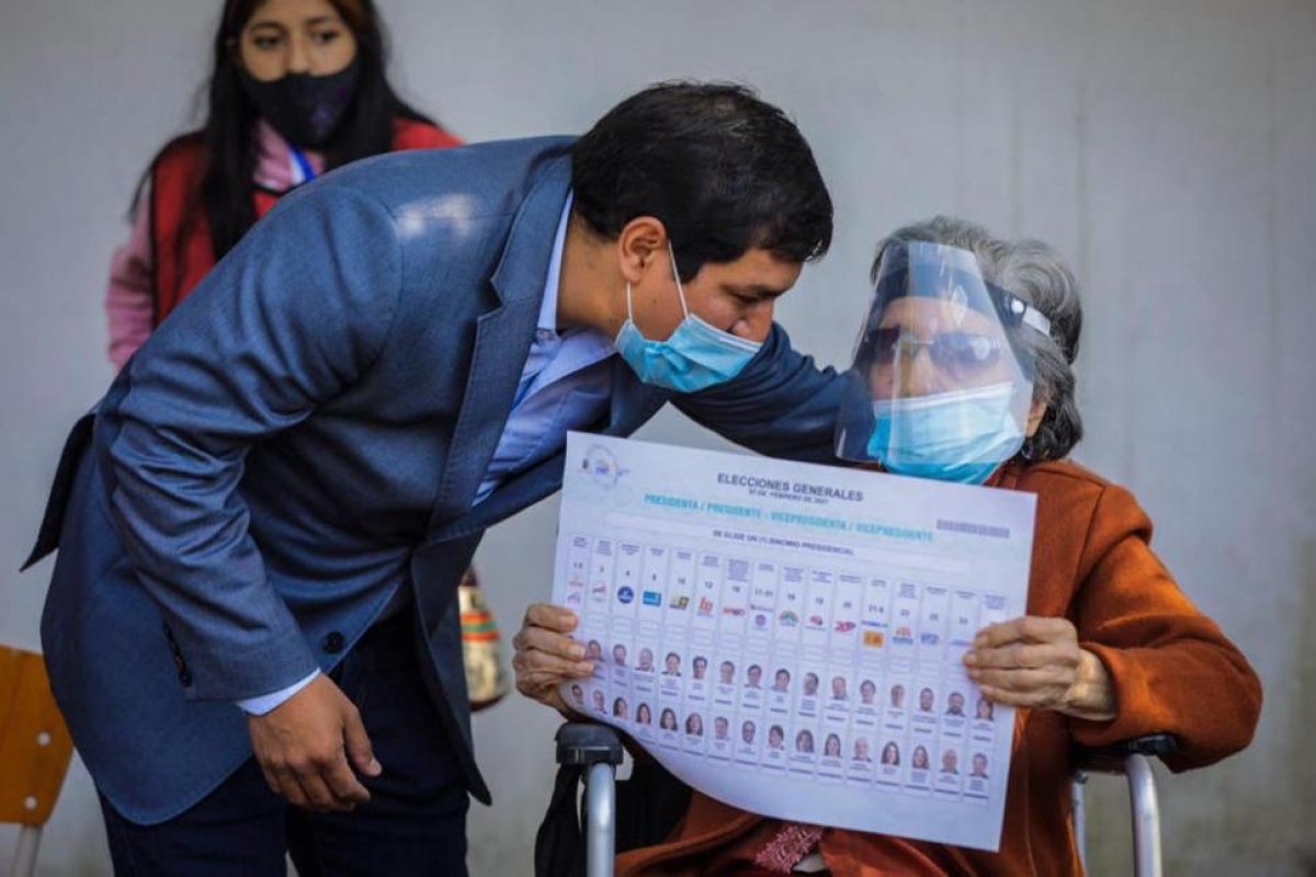 Elecciones en Ecuador: Andrés Arauz acompañó a votar a su abuela de 106 años