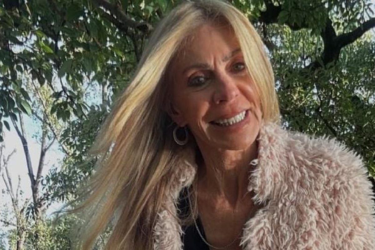Silvia Pérez: Elegancia atemporal con microbikini negra a los 70 años