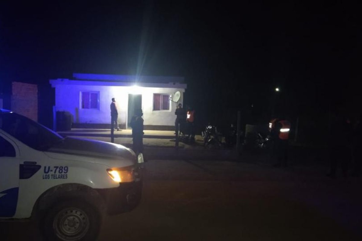 Estaban en una reunión clandestina, vino la policía y terminaron todos aprehendidos