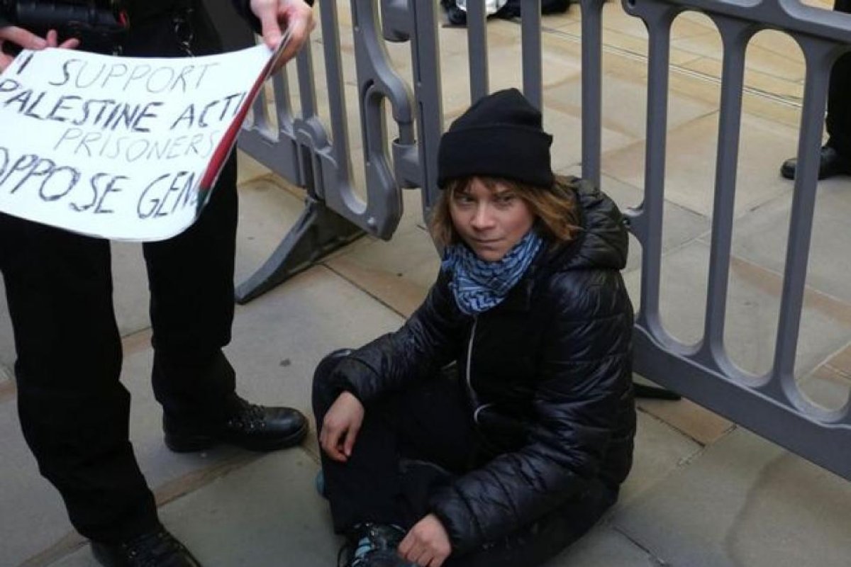 Greta Thunberg Arrestada en Londres por Protesta en Favor de Activistas Palestinos
