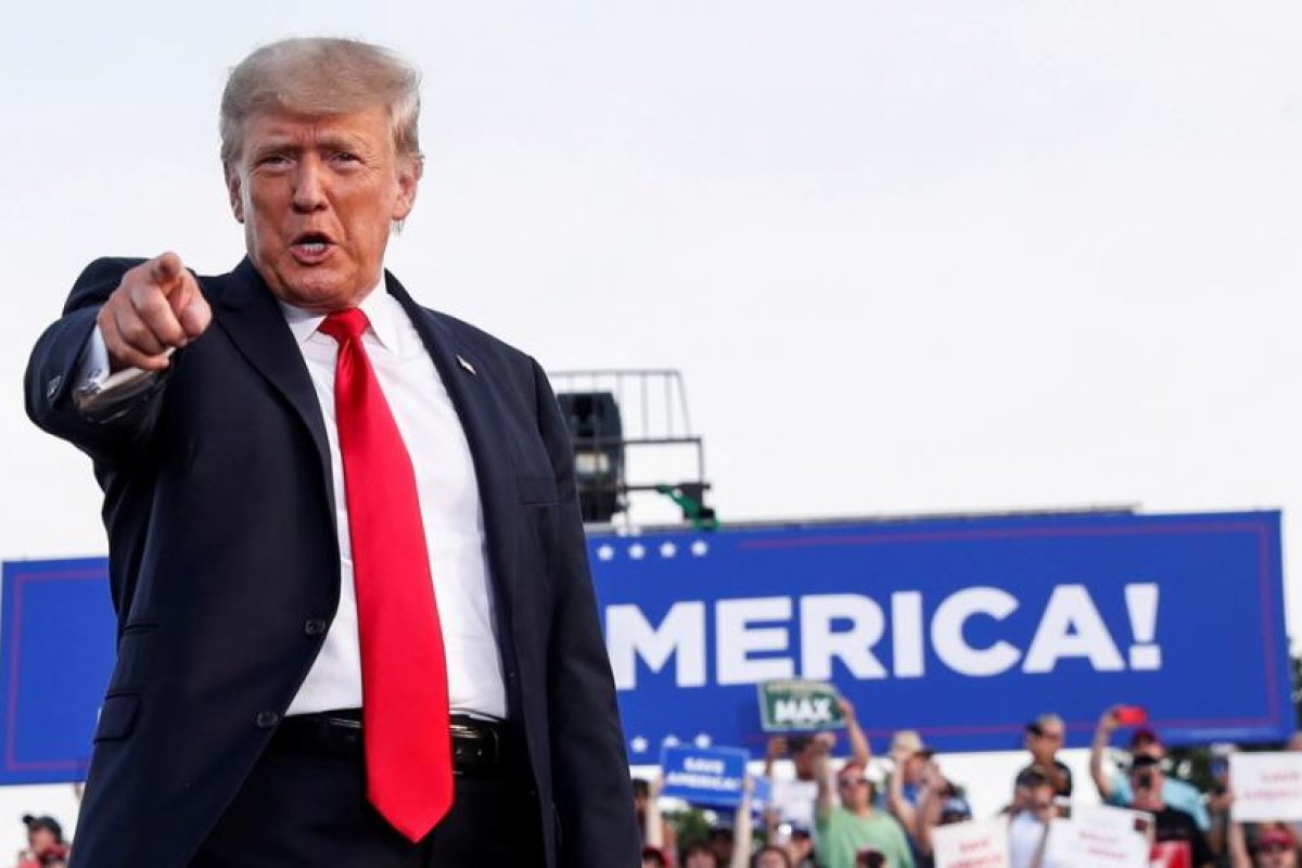 "¿Me extrañan?": Trump se burla de los medios de "noticias falsas" y arremete contra Biden en su primer mitin como expresidente