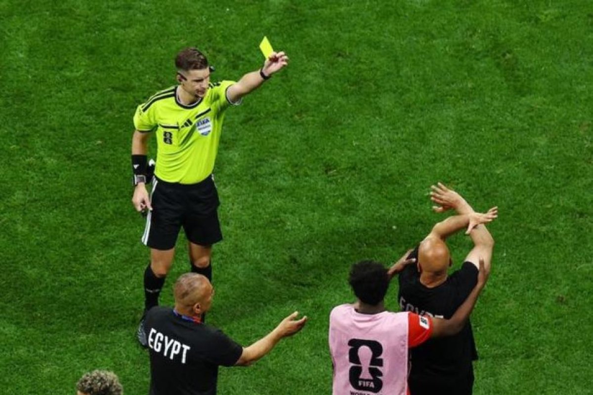 El entrenador de Egipto aclara su gesto y la controversia con Messi