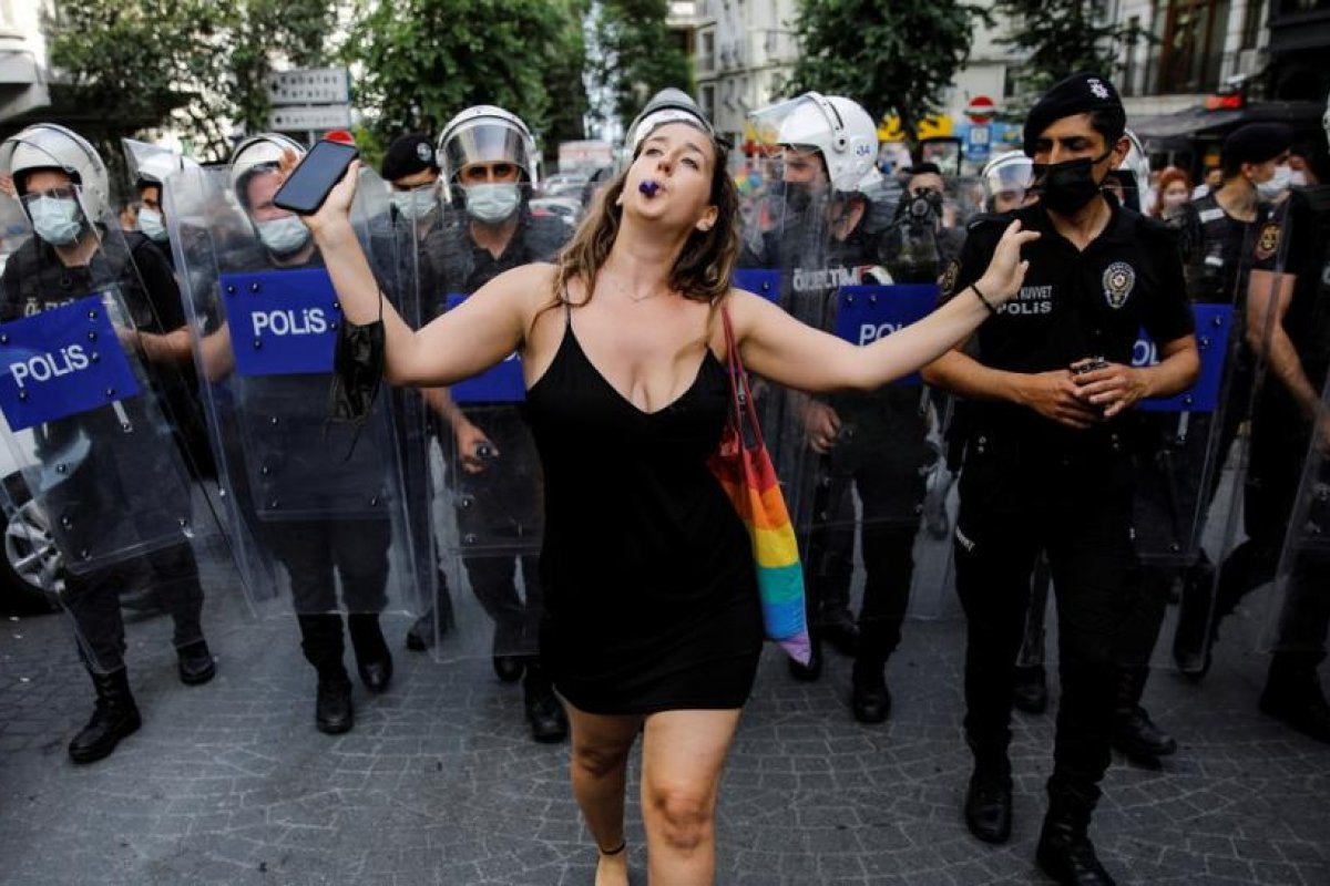 La Policía turca usa gases lacrimógenos para dispersar una marcha del Orgullo no autorizada en Estambul