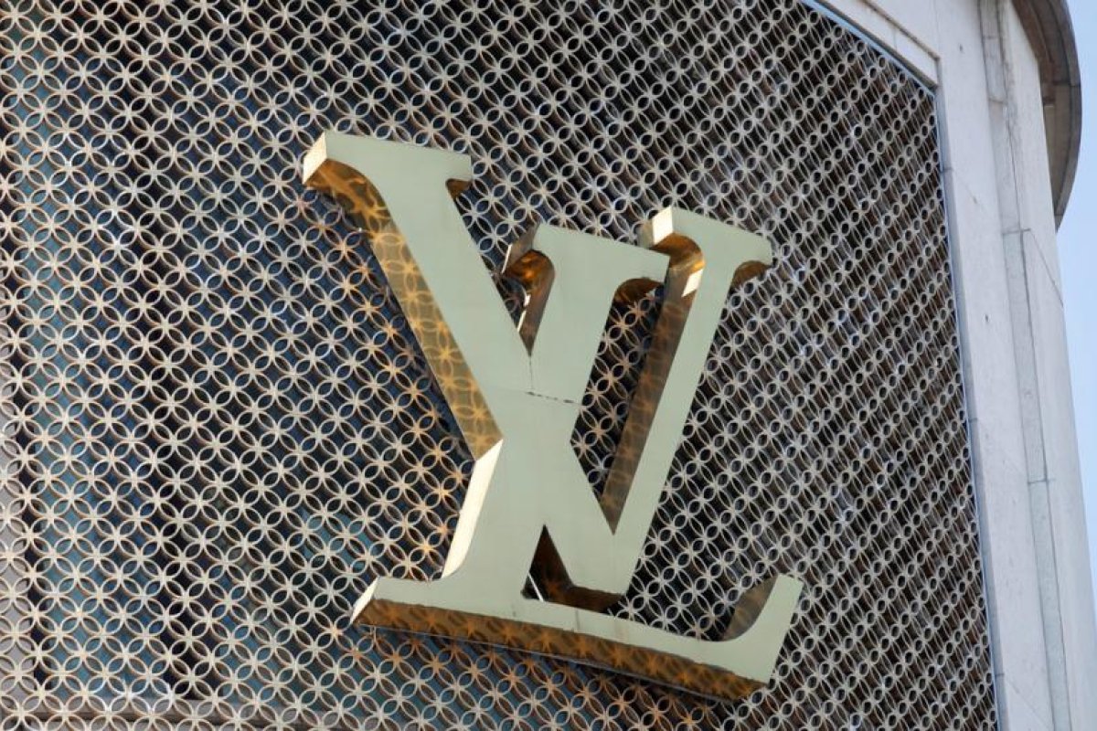 Louis Vuitton vende un jersey cubierto con peluches de ganchillo por más de 8.000 dólares y la Red estalla de risa