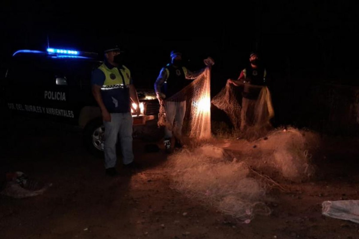 Secuestraron cuatro redes ilegales a un grupo de pescadores