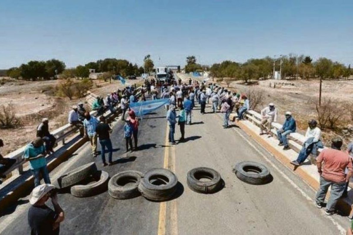 Autos: por los cortes de rutas en San Luis, las fábricas podrían frenar la producción