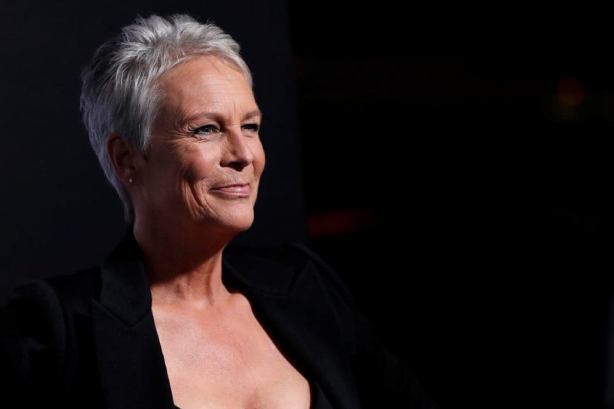 "No podía oír": Jamie Lee Curtis se pone por error una palomita de maíz en la oreja en lugar de un AirPod y la Red estalla de risa