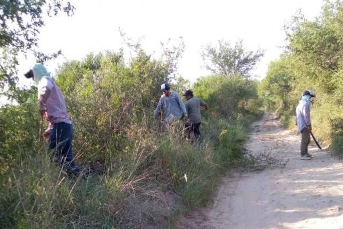 Apertura de caminos vecinales en Los Ovejeros 