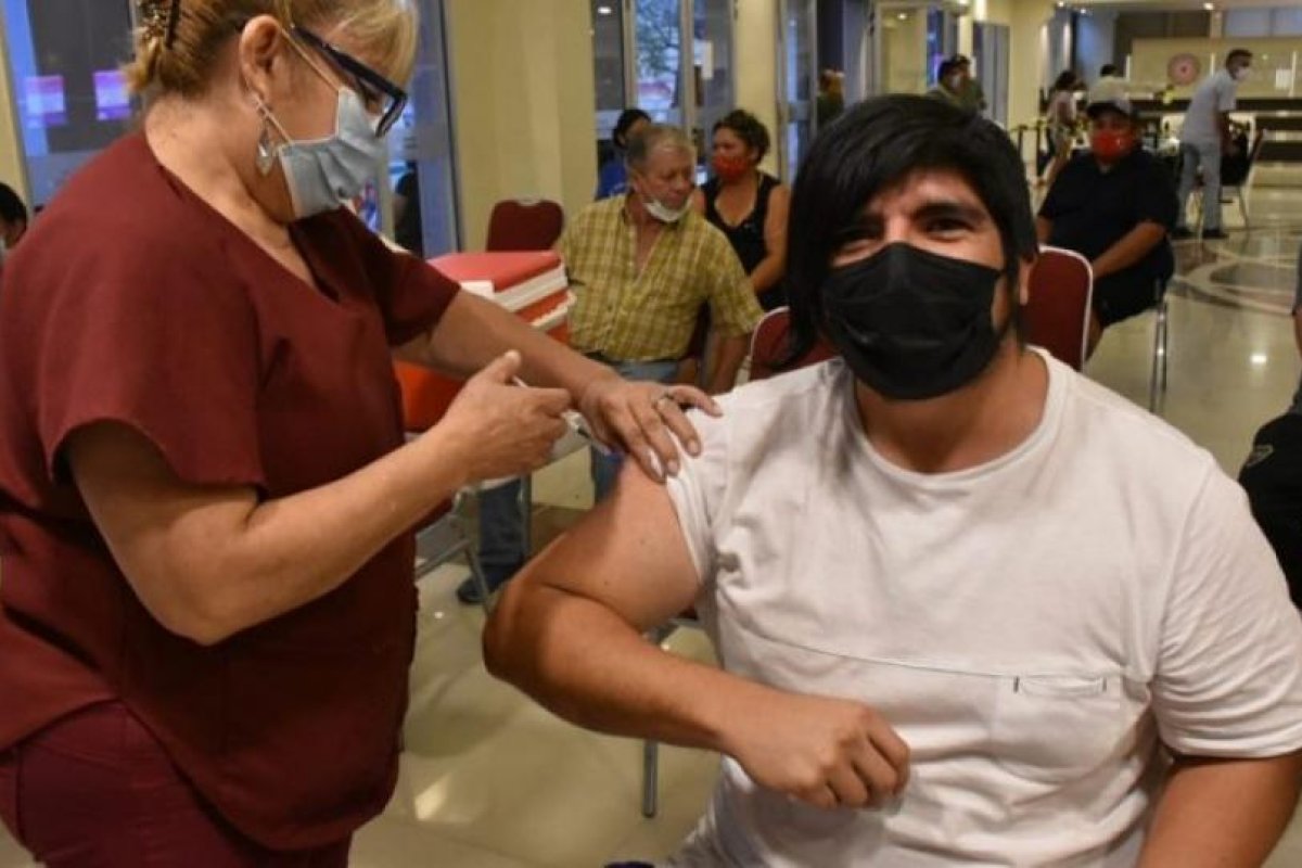 1136 PERSONAS DE MÁS DE 30 AÑOS SE  VACUNARON CON LA TERCERA DOSIS CONTRA EL COVID – 19 EN EL CENTRO CULTURAL GRAL. SAN MARTÍN