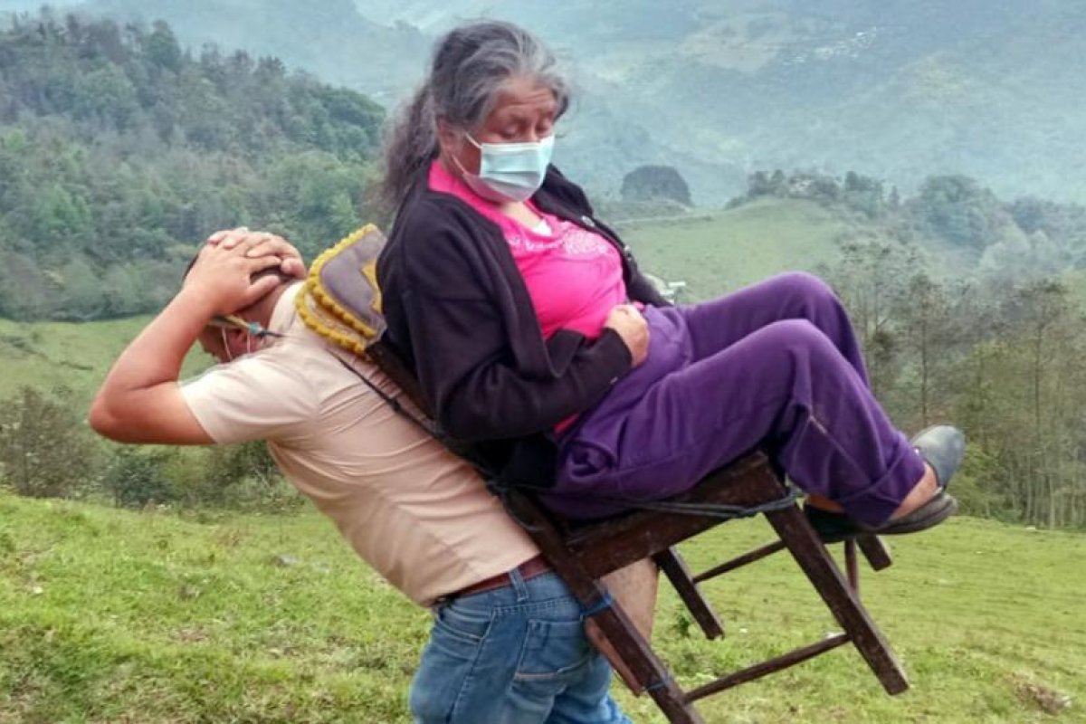 Trasladan a adultos mayores desde las montañas de México hasta los centros de vacunación contra el covid-19