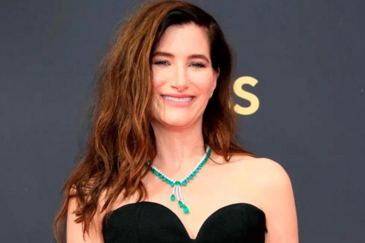 Kathryn Hahn considerada para interpretar a Madre Gothel en remake de Enredados