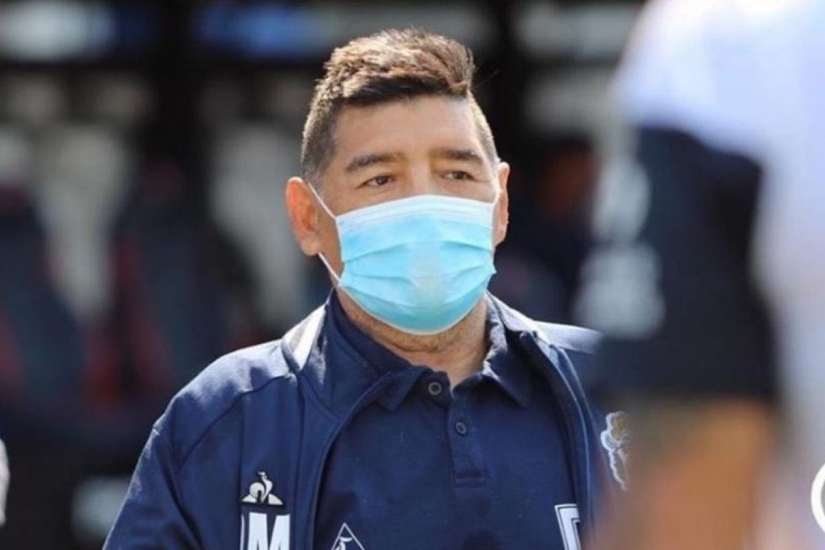 Maradona aislado por contacto estrecho