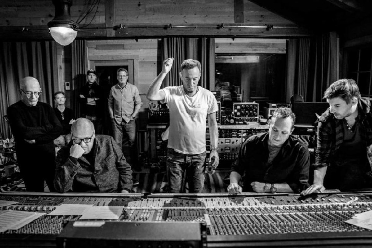 Cómo Bruce Springsteen enfrentó la muerte y grabó un nuevo disco rockero junto a la banda de bar más grande del mundo
