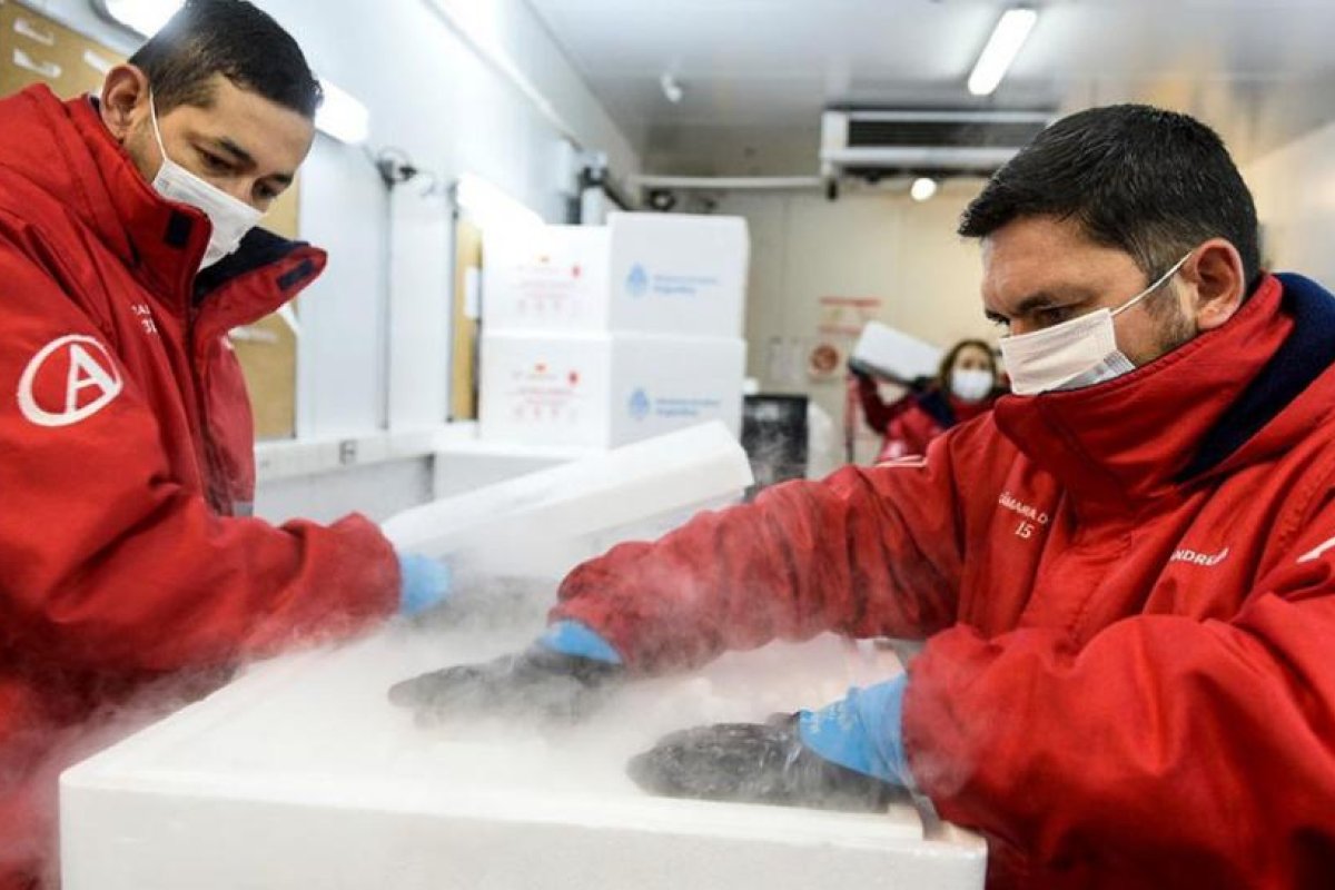 Hoy llega un millón de vacunas chinas y el viernes, más dosis desde Rusia