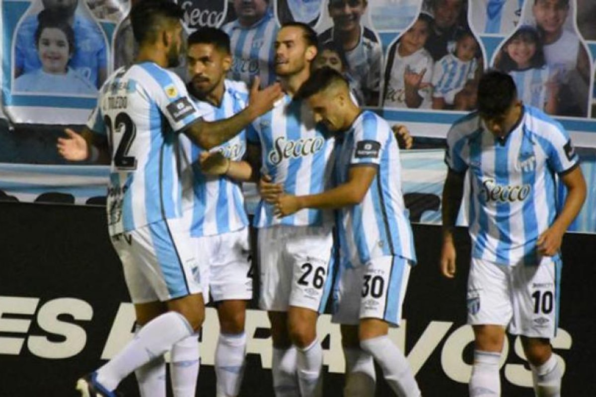 Atlético Tucumán le dio otro golpe a Racing y se clasificó a la fase campeonato