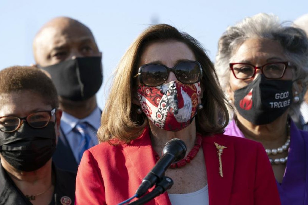 Nancy Pelosi agradece a George Floyd por "sacrificar" su vida por la justicia y enfrenta duras críticas