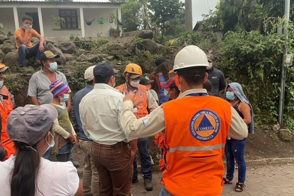 Cientos de personas son evacuadas de sus comunidades por aumento de la actividad eruptiva del volcán de Fuego en Guatemala