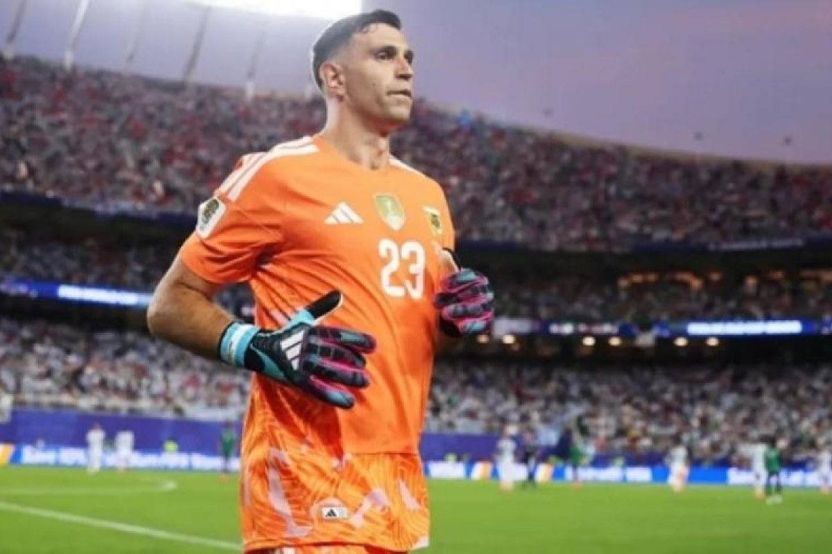 Dibu Martínez se queda sin pase a la Juventus y su futuro en Aston Villa en peligro