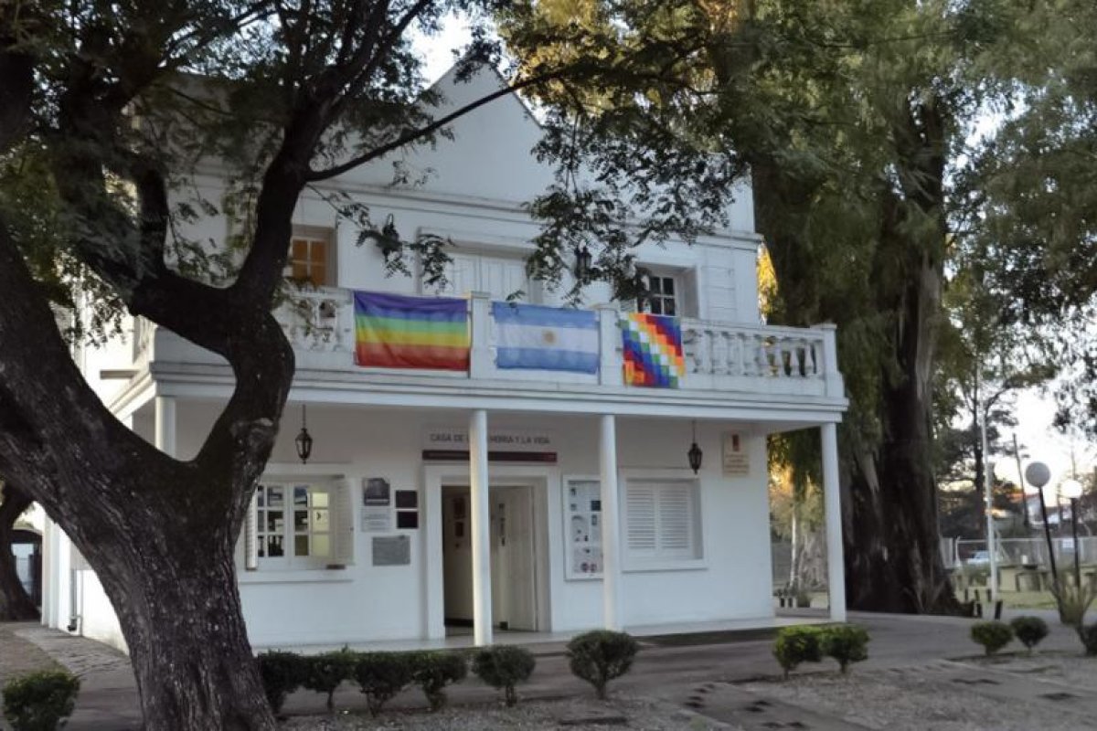 "Acá hace 45 años me torturaron": Vacunan a un argentino contra el covid-19 en el mismo lugar donde estuvo secuestrado por la dictadura