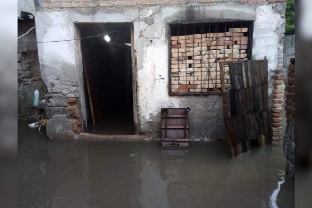 Familia termense solicita ayuda para sacar el agua de su vivienda luego de las torrenciales lluvias