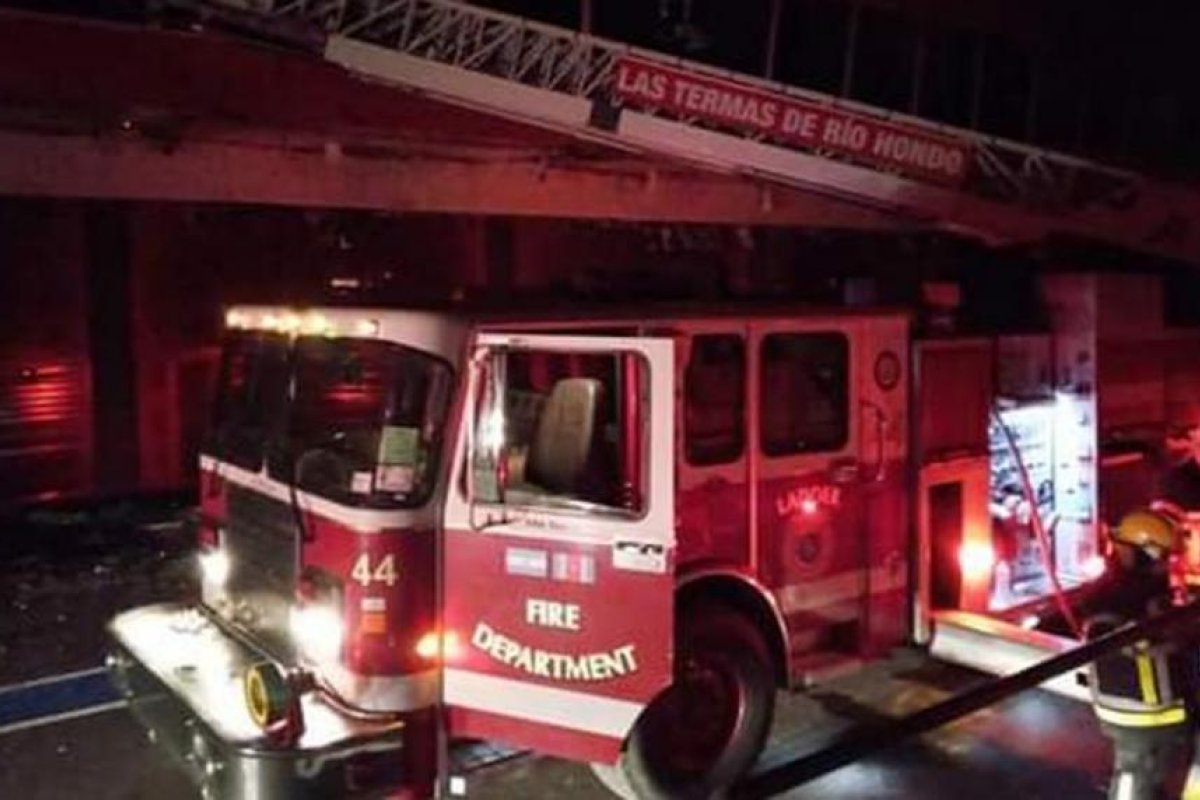 Dos bomberos heridos y 5 asistidos con oxígeno ciomo saldo del incendio en el Autódromo de Las Termas de Río Hondo