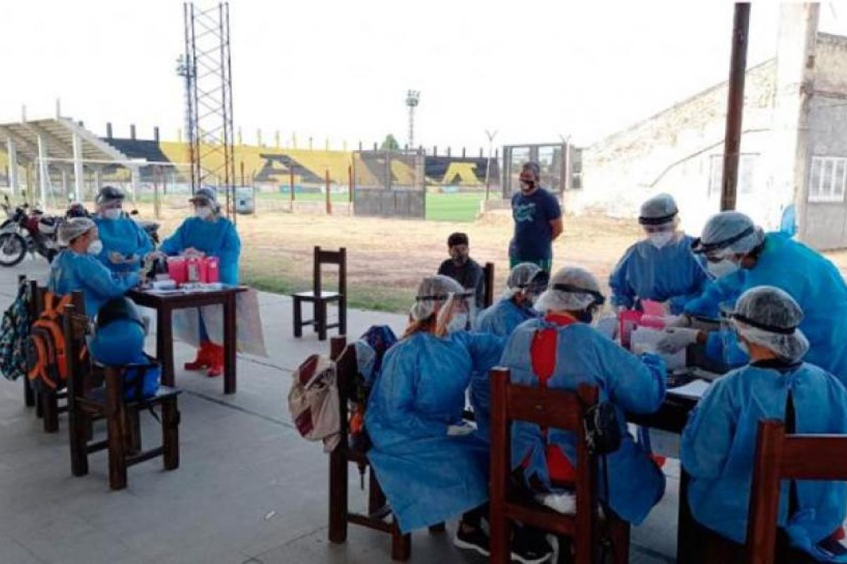El Ministerio de Salud vacuna a niños en el club Mitre hasta las 15