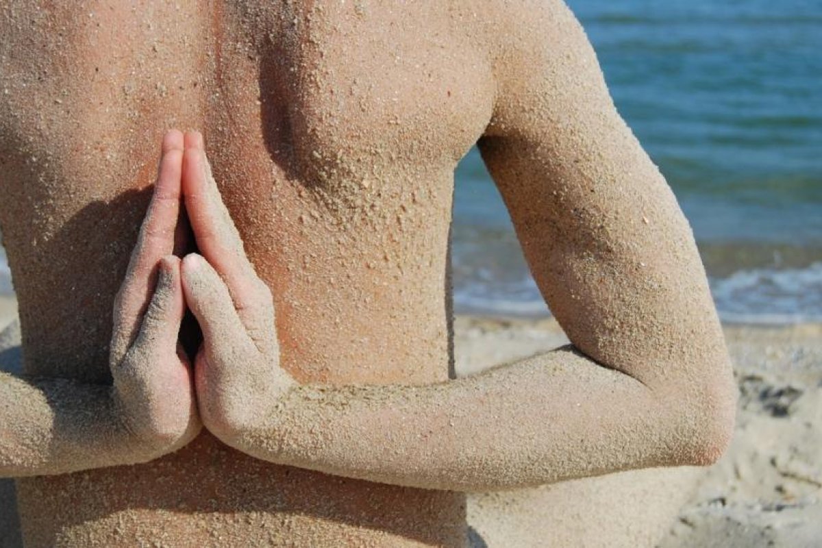 'Yoga desnudo', el truco que usan canales pornográficos para 'camuflarse' y esquivar la censura en YouTube