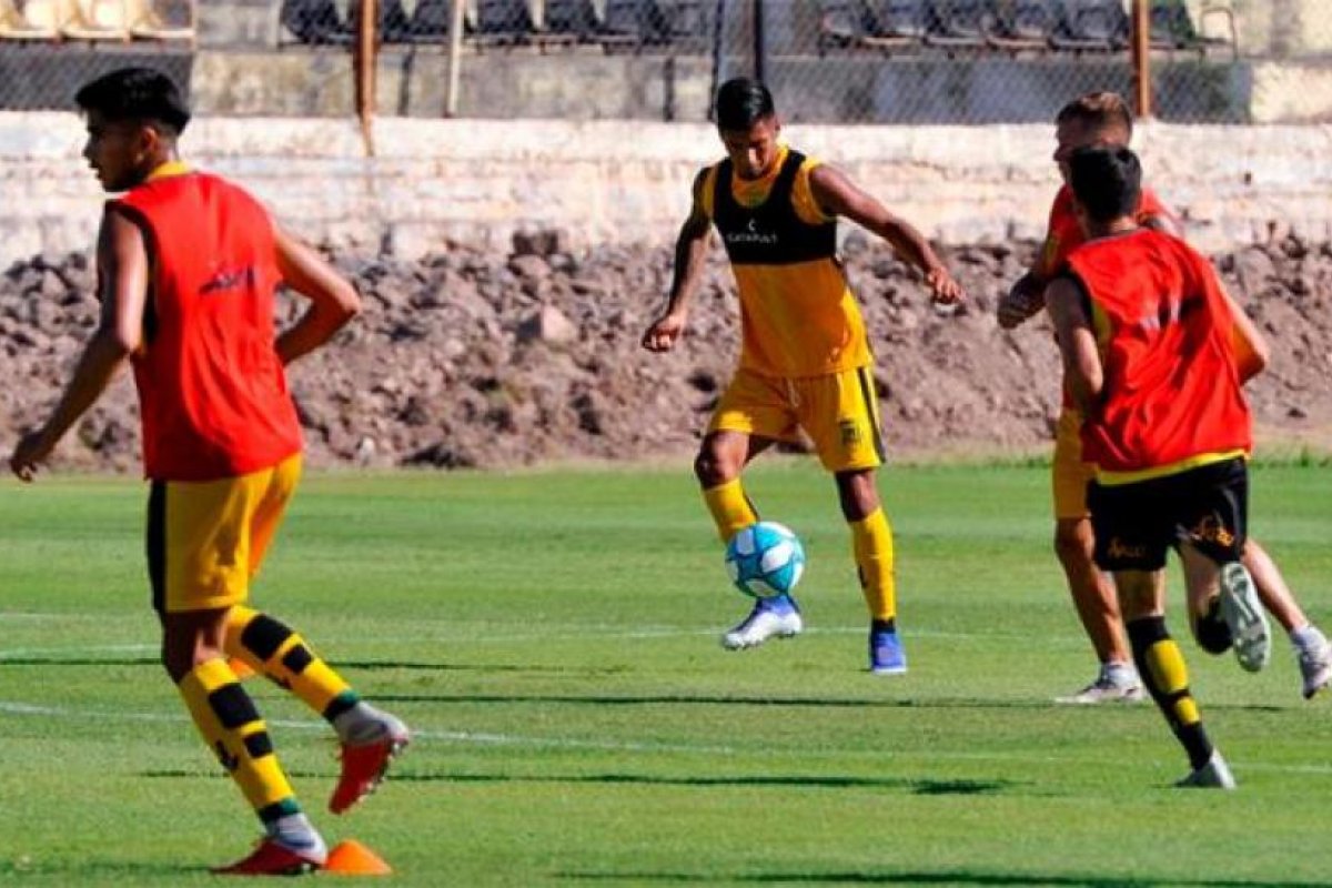 Ensayo de fútbol en Mitre de cara al choque ante Nueva Chicago