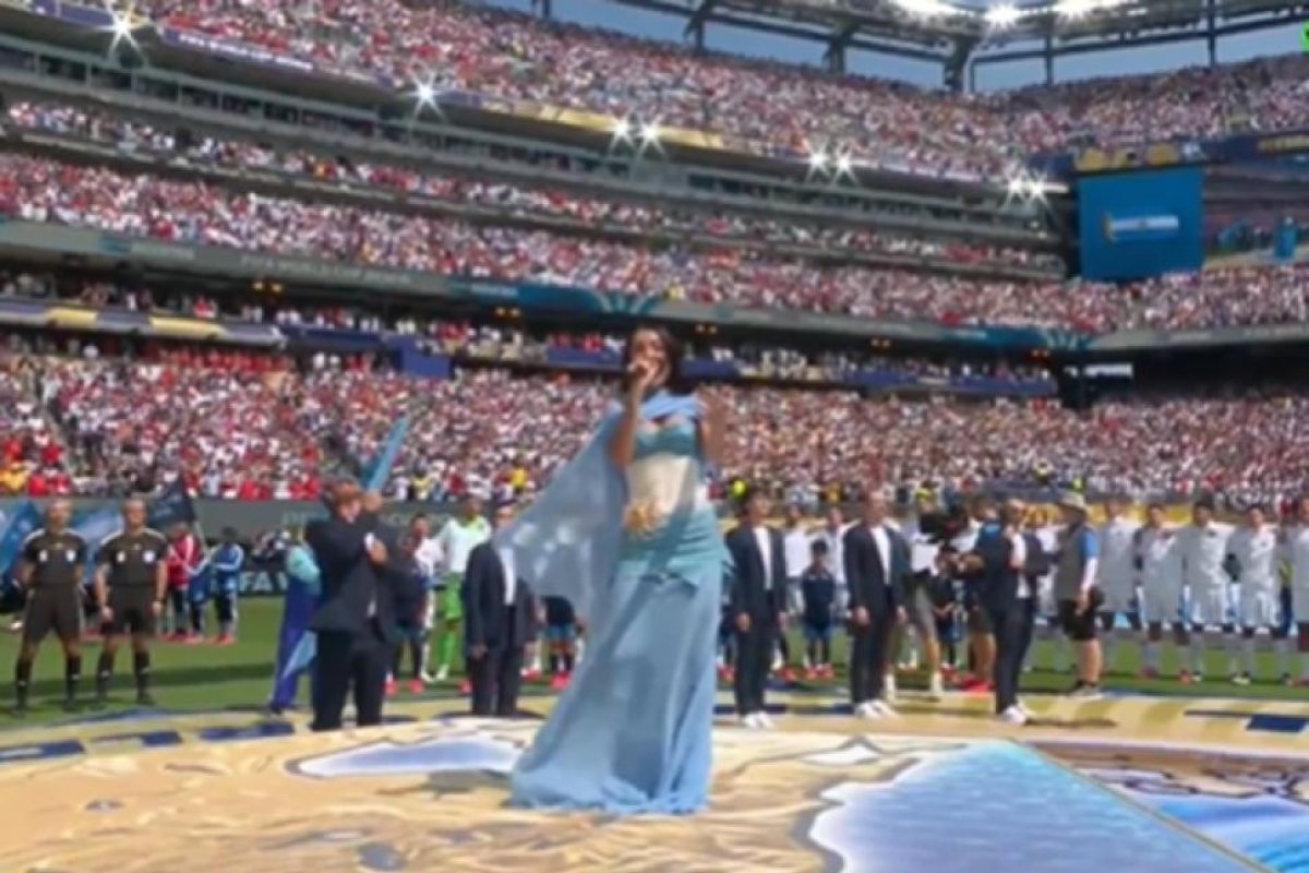 María Becerra deslumbra con su look en el Himno del Mundial 2026