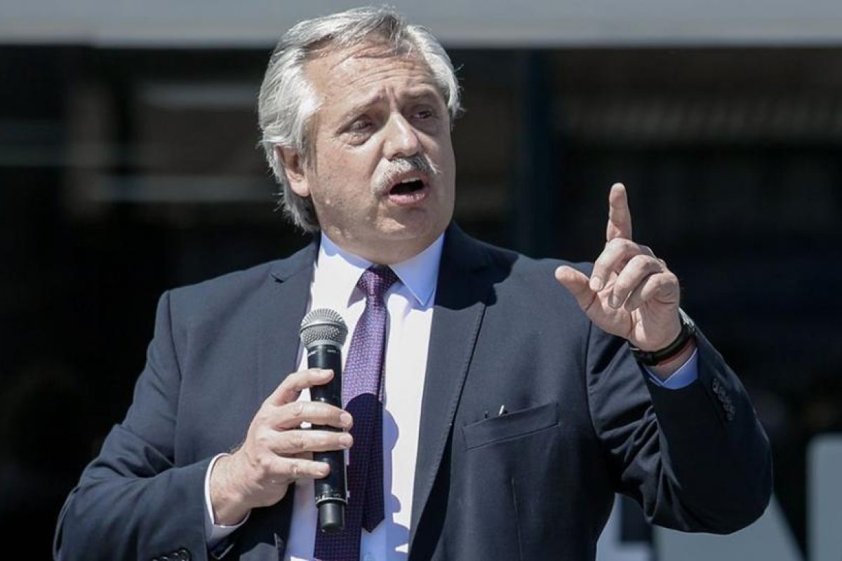 El Presidente encabeza la ceremonia de entrega de sables y despachos a personal militar