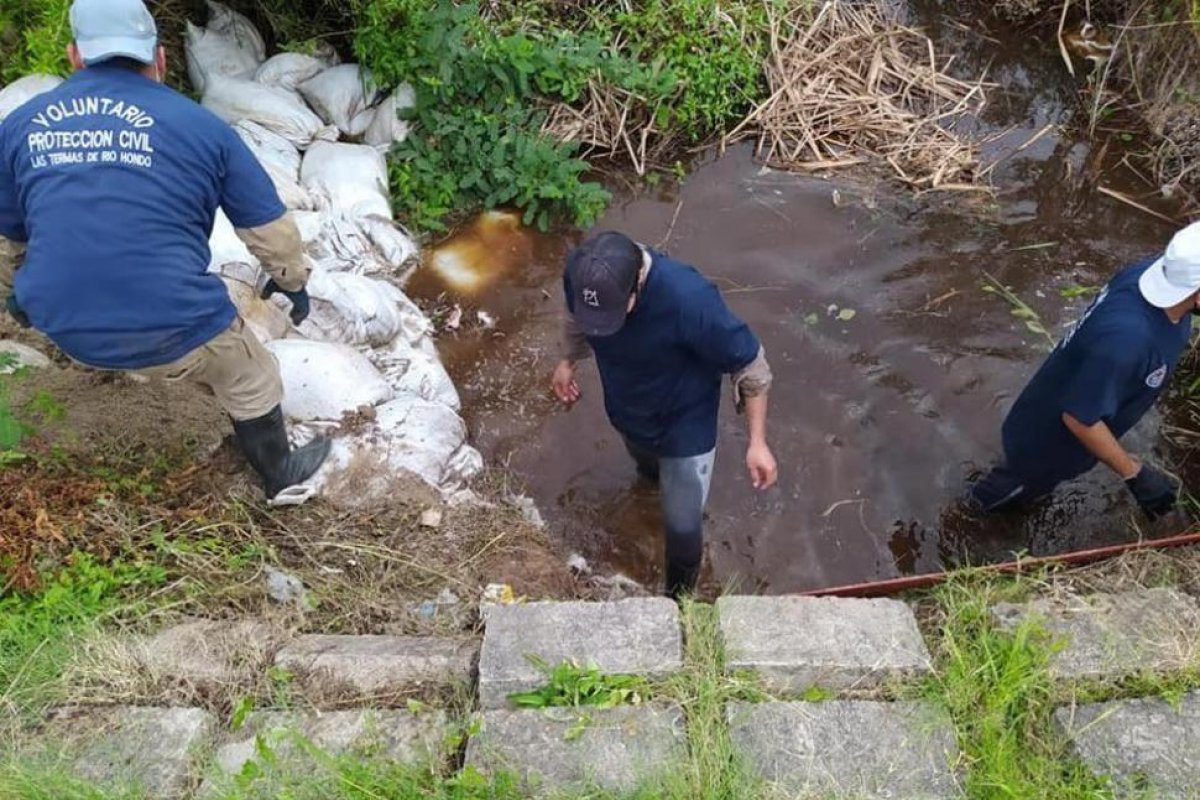 Protección Civil: colocaron bolsas de arena y compuertas en desagües para impedir el ingreso del cauce del Río