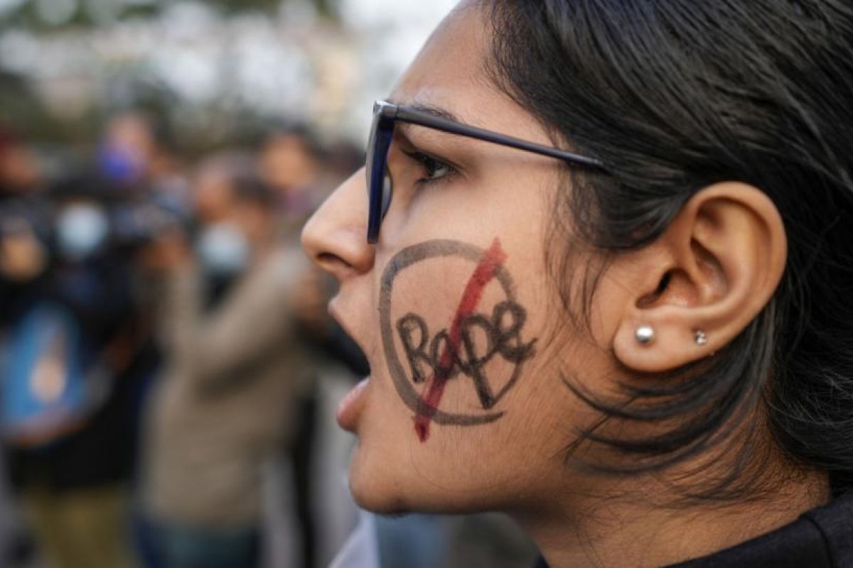 Una mujer es raptada, violada y obligada a desfilar con la cabeza rapada y chanclas atadas alrededor del cuello en un acto de venganza en la India
