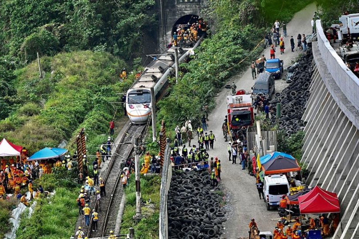Taiwán: al menos 48 muertos y 60 heridos tras descarrilar un tren