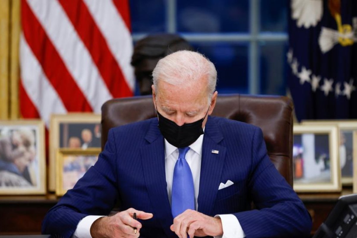Biden firma órdenes ejecutivas para reunificar a familias migrantes separadas durante la Administración Trump