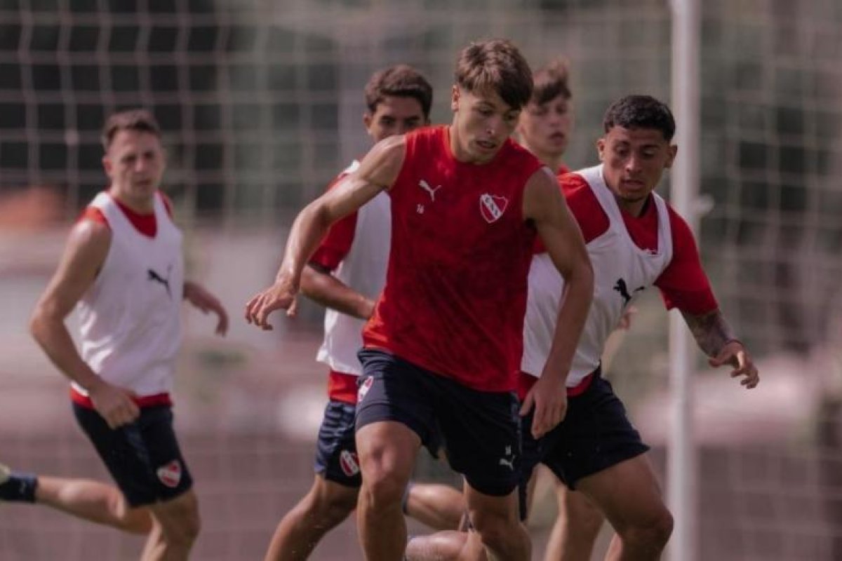 Independiente busca su primera victoria ante el líder Vélez en el Apertura