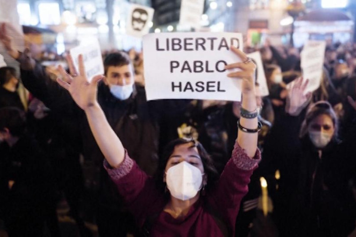 España: centenares de manifestantes reclaman liberación de un rapero encarcelado