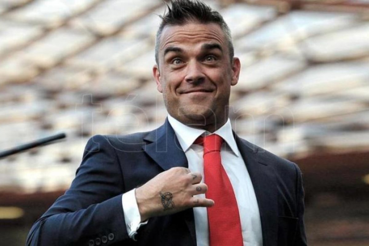 Robbie Williams lanza aggiornada canción navideña que alude al distanciamiento social