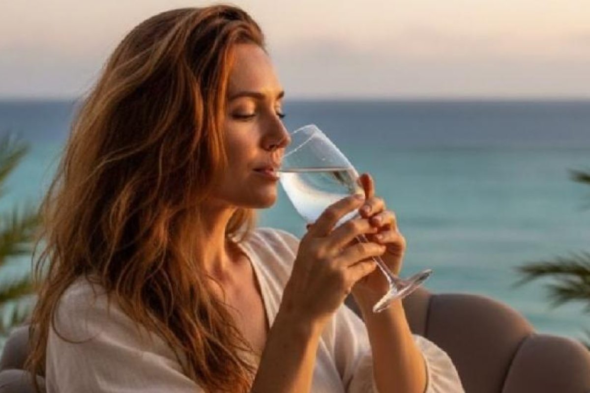 La influencia de beber agua en copa: mitos y realidades psicológicas