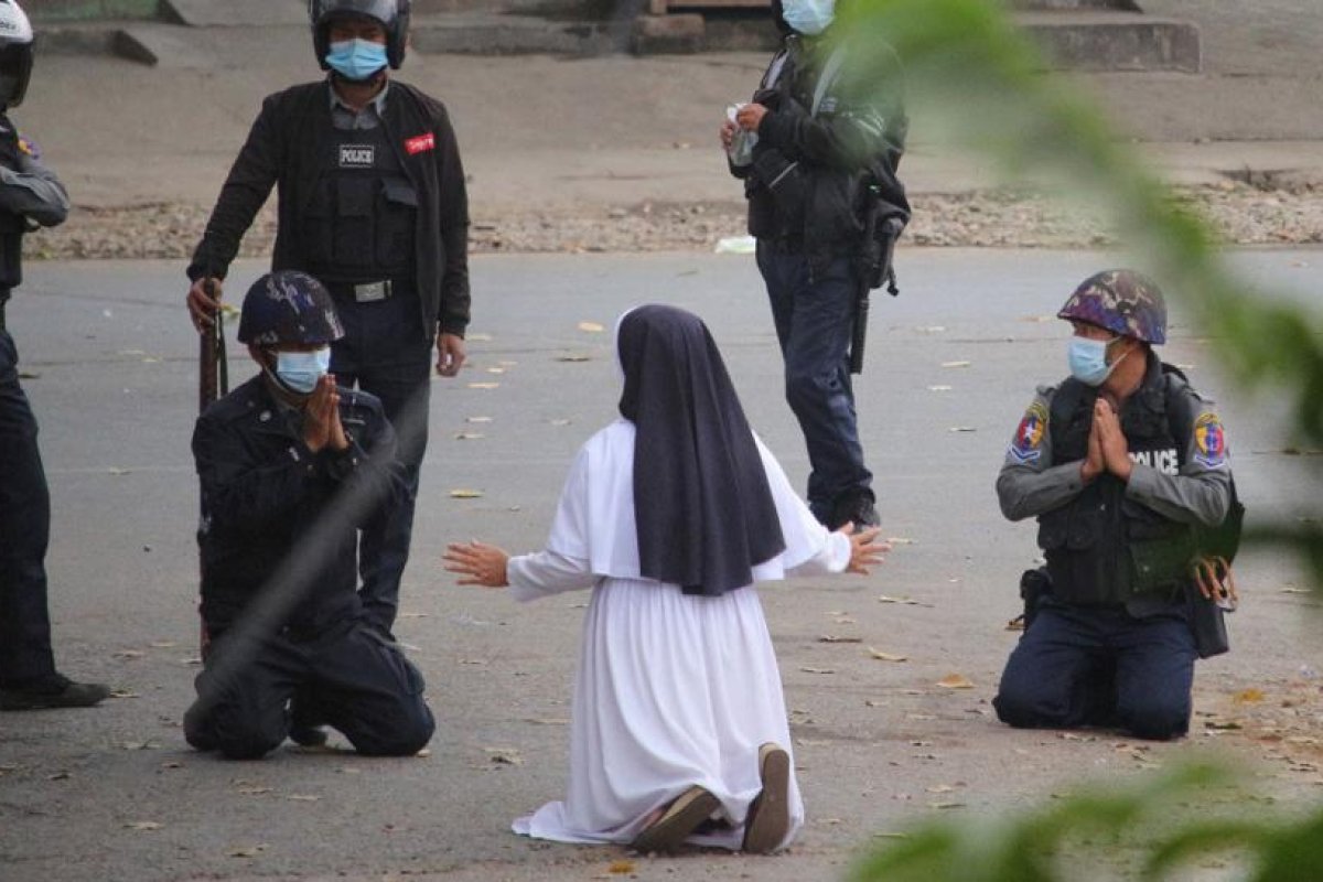 FOTO: Una monja católica se arrodilla ante policías armados en Myanmar pidiendo que la maten a ella y no a los manifestantes