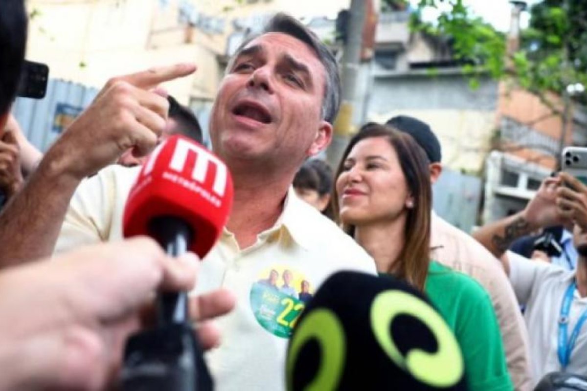 Flávio Bolsonaro vota en Brasil y aboga por un cambio político significativo
