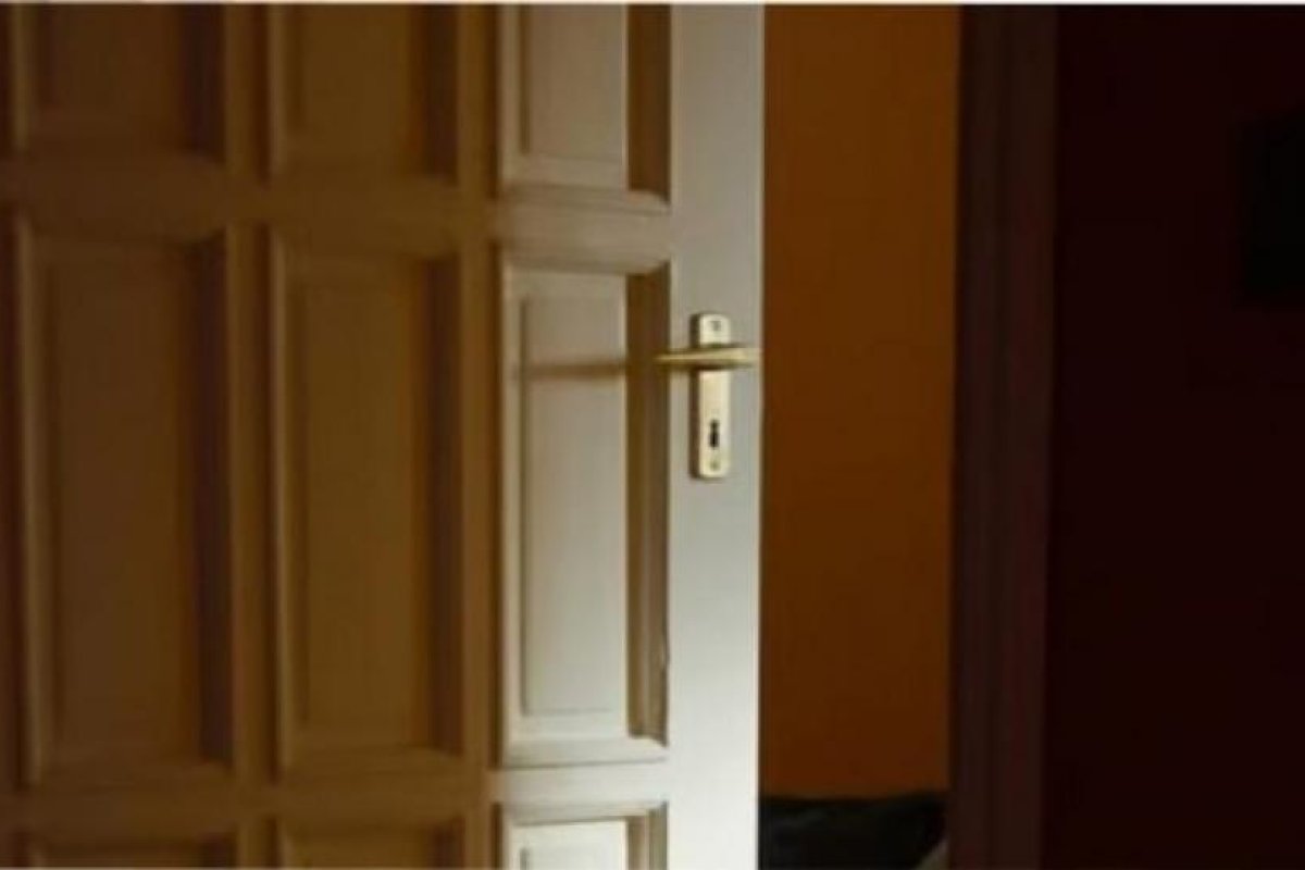 La psicología detrás de cerrar la puerta al irse a dormir