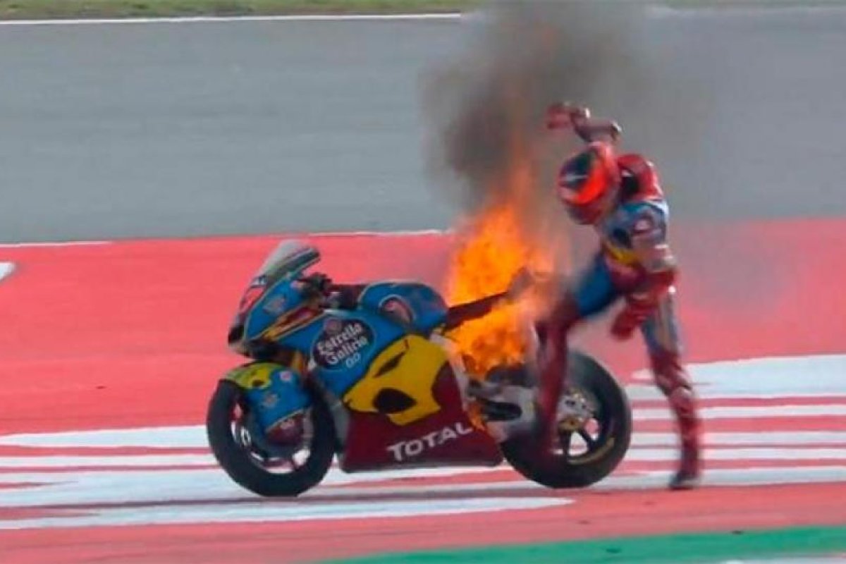 Susto en el Moto2 con una máquina que terminó en llamas