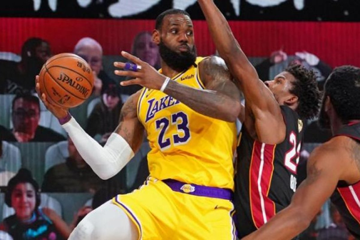 Los Angeles Lakers vencieron a Miami Heat y están a un paso del título de la NBA