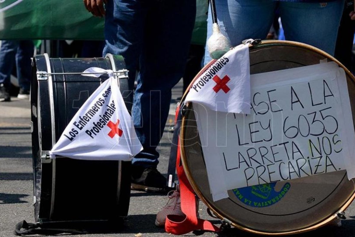 Trabajadores de enfermería marchan en reclamo de reconocimiento salarial